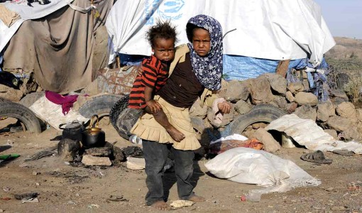 Två små barn är på flykt från bombattacker och strider i Jemen.