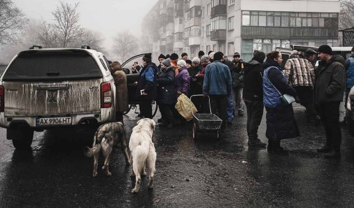 UNHCR:s partner Proliska delar ut förnödenheter i Chasiv Yar i Ukraina.