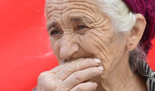 En kvinna på flykt från strider i Karabach.