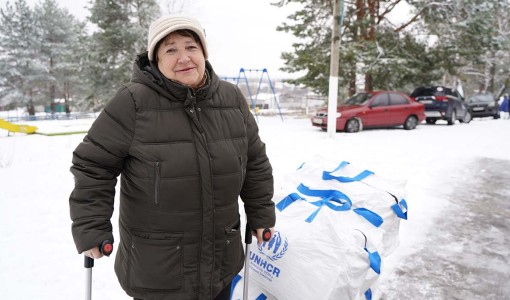 &quot;Åtta av mina tretton fönster förstördes. Några är lagade med det blir snabbt kallt&quot; berättar Valentyna. Hennes by var frontlinje under de första veckorna av den ryska fullskaliga invasionen.