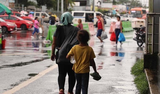 Människor flyr genom Darien-gap mellan Colombia och Panama.