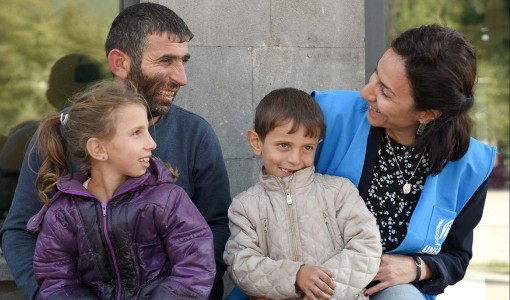 En familj i Armenien får hjälp av UNHCR:s personal.