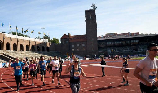 Människor springer ett lopp på Olympiastadion i Stockholm