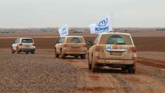 Det avlägsna tältlägret Rukban ligger på gräsen mellan Syrien och Jordanien. Här lever 40 000 människor under extremt svåra förhållanden. För en tid sedan nådde en jättekonvoj med förnödenheter Rukban-lägret. 