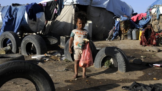 En flicka som lever på flykt i Jemen.