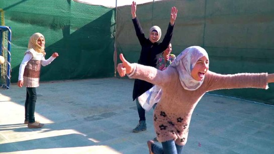 I flyktinglägret Zaatari – som ligger mitt i den jordanska öknen - tränar flickorna fotboll, pluggar och skapar tillsammans. De kallar sig TIGER-flickor. Med olika aktiviteter vill fortsätta sin utbildning och lära sig nya saker under sin tid på flykt från kriget i Syrien.