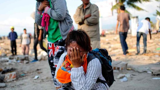En kvinna sörjer sina anhöriga som har omkommit i rasmassorna efter jordbävningen på ön Sulawesi i Indonesien. 