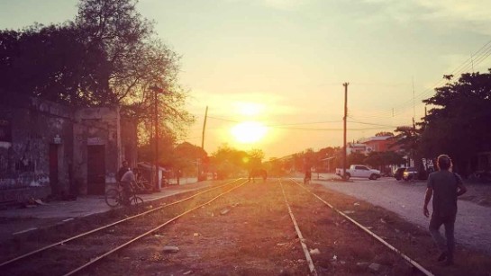 Järnvägen &quot;La Bestia&quot; i Mexiko - där det dödliga tåget mot den amerikanska gränsen kör. Tusentals centralamerikaner som flyr gängvåld riskerar sina liv i försök att ta sig ombord varje år. Järnvägen &quot;La Bestia&quot; i Mexiko - där tåget mot den amerikanska gränsen kör. Tusentals centralamerikaner som flyr gängvåld riskerar sina liv i försök att ta sig ombord på tåget varje år. 