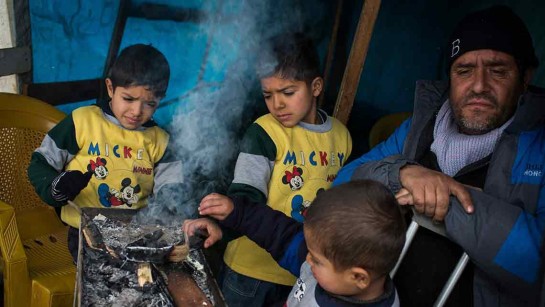 bor i tält. Vi har inte råd att betala hyra&quot; berättar Ziad. Foto: UNHCR/A. McConnell &quot;Vi eldar för att hålla oss varme. Mina barn samlar alla pinnar de hittar&quot;, berättar Ziad som är syrisk flykting i Libanon. &quot;Vi eldar för att hålla oss varme. Mina barn samlar alla pinnar de hittar&quot;, berättar Ziad som är syrisk flykting i Libanon. 