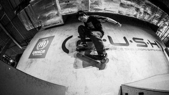 Skateboardgänget bakom Performance Sk8 stödjer människor på flykt, lär ut skate och har kul. 