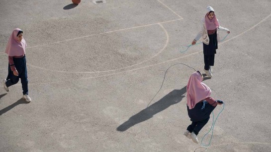 Parisa är 16 år och flykting från Afhganistan. Hon och hennes vänner hoppar hopprep för att värma upp inför en gympalektion i Isfahan, Iran.