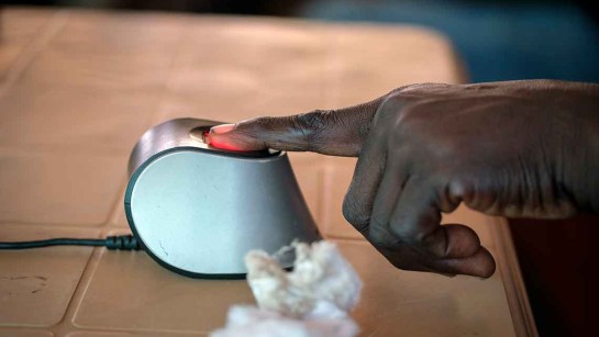 ”Biometrisk” teknik, som skanning av fingeravtryck eller regnbågshinnan, gör att UNHCR kan bekräfta en persons identitet och registrera den i UNHCR:s databas för att snabbt kunna ge rätt stöd. 