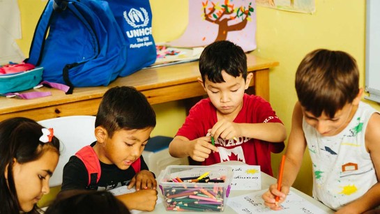 Flyktingbarn får en lektion i målning på Child Friendly Learning Space, Samos. 