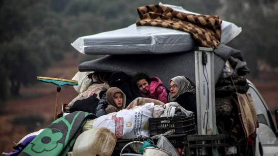 115 000 människor har flytt från områden i södra Idlib under den senaste veckan. Vägar är &quot;tilltäppta med fordon&quot; när familjer flyr från bombanfall.  &quot;Barn och familjer flyr till platser som de tror är säkra, men bomberna följer efter, så de tvingas fly igen,&quot; berättar Marc Lowcock, chef för OCHA.