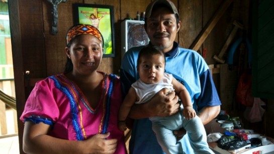 Delfa och hennes man Alirio med nyfödde sonen Ivan i sitt nya hem Delfa och hennes man Alirio med nyfödde sonen Ivan i sitt nya hem.