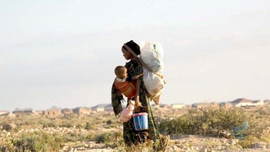 Att tvingas fly från tryggheten i hemmet till att bo på okända plaster gör kvinnor och flickor väldigt sårbara. 