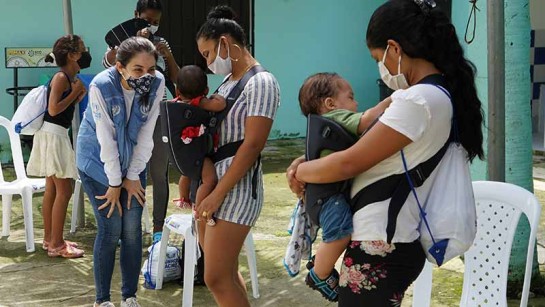 BabyBjörn skänker bärsedlar till barnfamiljer på flykt i Colombia.