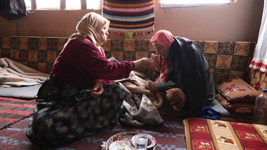 Shakiba river de sista små bitarna av ett bröd och ger till sin man Hassan.