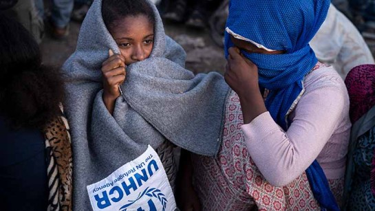Kön för att få liggunderlag och en filt. Under dagen kan temperaturen nå 39 grader men sjunka kraftigt på natten.