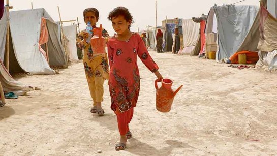 Maryams döttrar har hämtat vatten i lägret Nawabad Farabi-ha.