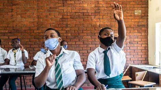 Flyktingungdomar går i gymnasiet i flyktinglägret Tongogara i Zimbabwe.