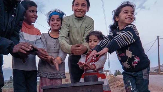 "Äkta värme är att vara med de du älskar, var som helst", berättar Hany som är 20 år och har flytt från Homs i Syrien. Han bor med sin familj i ett tältläger i Libanon.