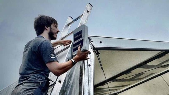 Ericsson monterar en mottagare på ett tält i en kris.