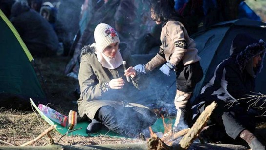 Människor på flykt är strandade vid gränsen mellan Belarus och Polen.