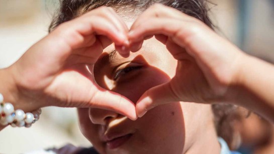 En flyktingflicka från Syrien står utanför flyktinglägret Azraq i Jordanien.