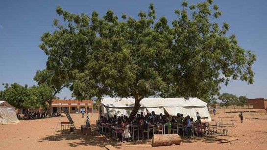 En skola för barn på flykt i Burkina Faso - ett land som plågas av våldsamma extremister.