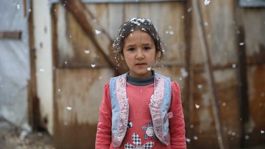 Hadeel står utanför sitt tält mitt i ett snöoväder.