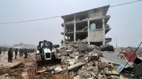 Räddningssarbete efter överlevande under rasmassorna som en följd av jordbävningen i Jandaris i Syrien, 6 februari 2023.