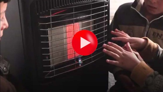 Barn på flykt värmer sig framför en kamin. Hjälpen når fram!