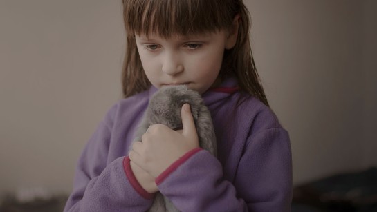 Ludmilla, mamman till flickan på bilden berättar att de tvingades fly mycket hastigt. Det enda Liesbeta hann få med sig var mjukisdjuret.