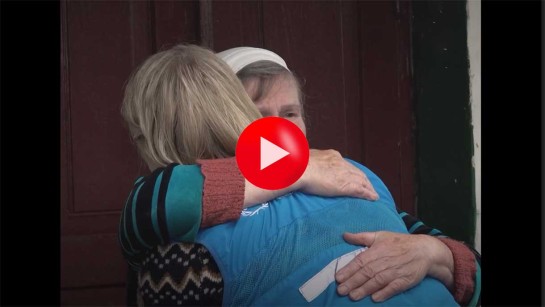 En kvinna från Ukraina får en kram av UNHCR:s personal.