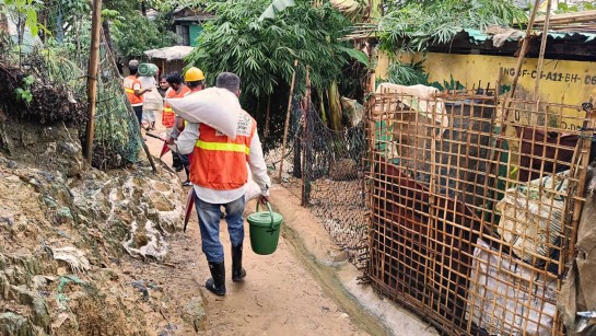 Volontärer i flyktingbosättningen i Cox&#039;s Bazar i Bangladesh rycker ut med hjälp till drabbade.