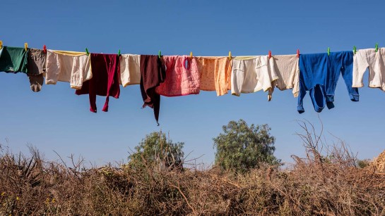 Barnkläder hänger på en tvättlina i flyktinglägret Aw Barre i Etiopien.