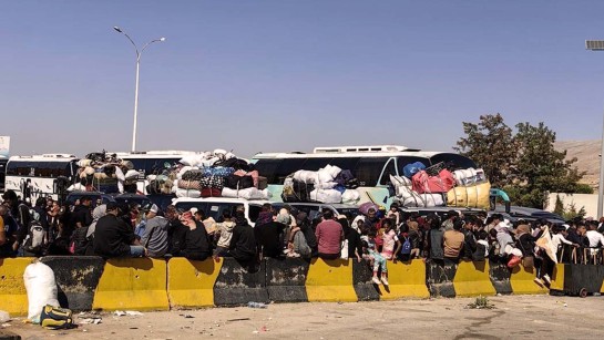 Familjer bär med sig det de kan och flyr för sina liv undan bomber och attacker i Libanon.