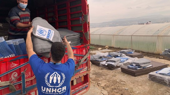 UNHCR delar ut nödhjälp och ger tak över huvudet till familjer som flyr i Libanon.
