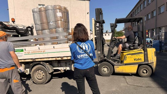 UNHCR delar ut nödhjälp till familjer i Polen.