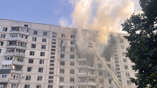 Ett flerfamiljshus i Charkiv träffades i en rysk attack. UNHCR:s partner Proliska var på plats direkt efter och gav nödhjälp och psykosocialt stöd.