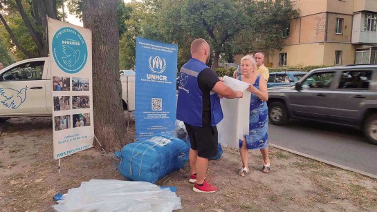 Människor och bostadshus skadades allvarligt i ryska attacker mot Charkiv. UNHCR och partner var snabbt på plats med nödhjälp.