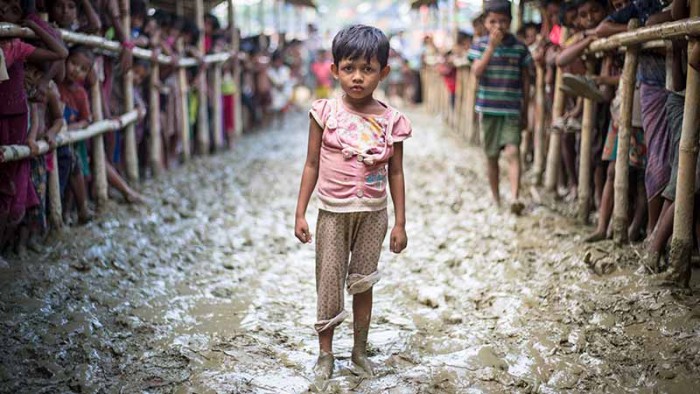 En flicka som tillhör Rohingyafolket står i matkön i flyktinglägret Kutupalong i Banlgadesh.
