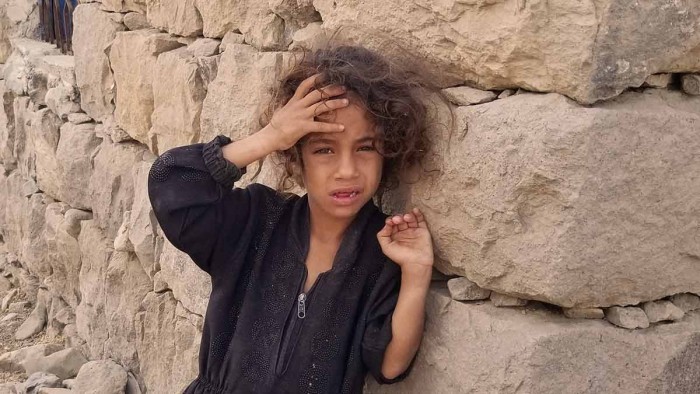 En liten flicka på flykt i Jemen. UNHCR:s fältarbetare går från dörr till dörr för att hjälpa nödställda i krigsdrabbade Jemen.